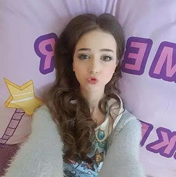 90后美女大学生蜂腰大长腿身材完美酷似芭比