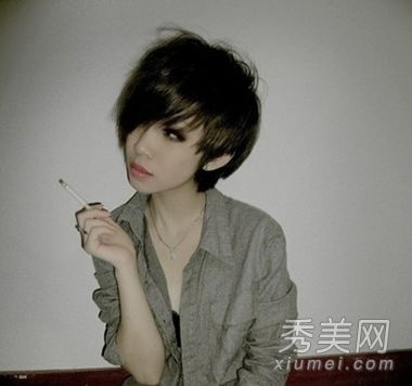 清纯可爱的女孩的短发在夏天是必要的