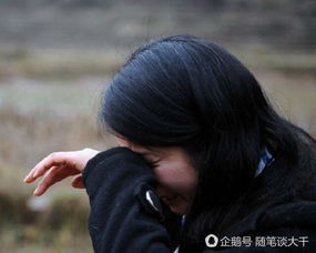 16岁女孩坚持嫁给大叔,母亲到家里一看,竟放声大哭
