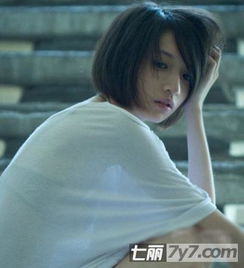 2013年最新女生时尚短发图片塑造干练风格