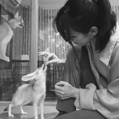 男生有时是不懂女生的忧伤,黑白女生头像伤感侧面头像