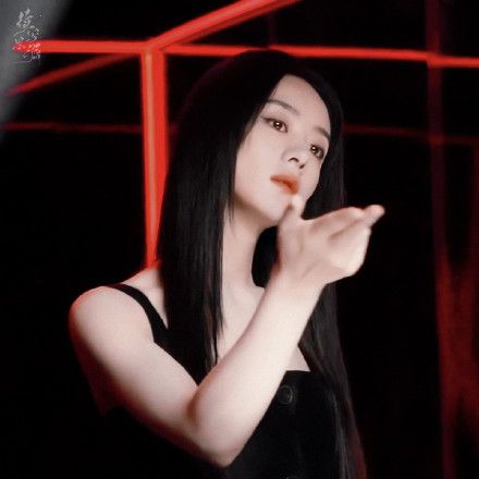 赵丽颖黑长直变病娇美人,一身黑裙又a又欲,相比卷发略胜一筹