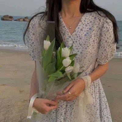 女生手捧鲜花头像
