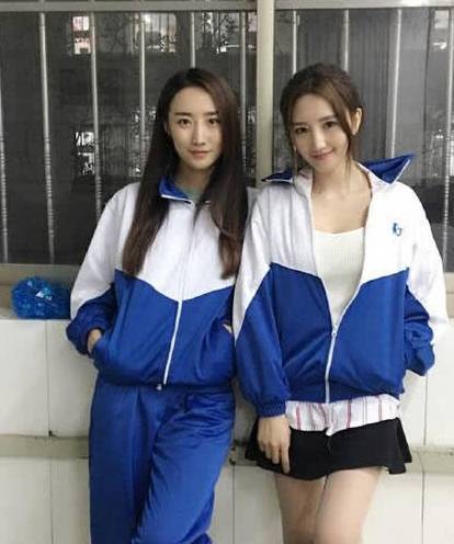 内涵段子一看就是自习课,不然老师在这,她俩敢嘚瑟