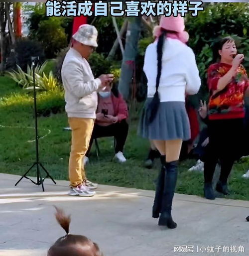 女子站在大街上背影漂亮迷人,转过身后令人吃惊她已经60多了