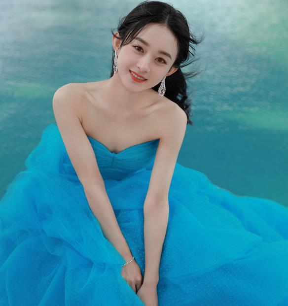 赵丽颖波浪长发配白色裙,胸前红色爱心链吸睛不少,酷似仙女