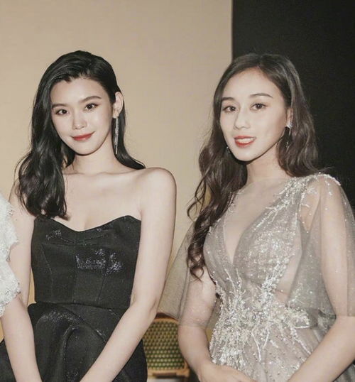 不愧是嫁进赌王家的女人奚梦瑶穿黑裙配金链,身材也越发贵气