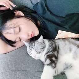 抱着宠物猫或狗狗的女生头像可爱气质女生带萌宠图片