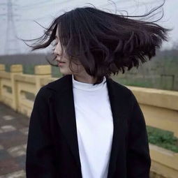 头像一个女生推着墙墙上画的门和怪兽