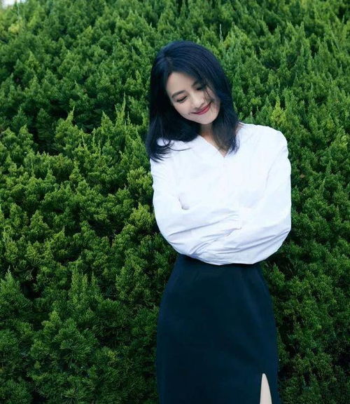 难怪高圆圆能成为宅男女神穿白衬衫配高开叉裙,十年气质都没变