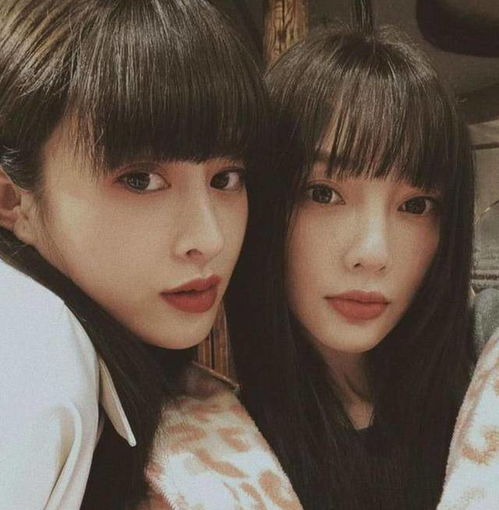 李小璐与闺蜜打羽毛球到凌晨,脖颈纹明显仍被闺蜜夸美若少女