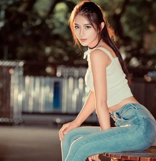 美女穿搭秀,身姿丰盈的紧身牛仔裤小姐姐,增添别致女人味