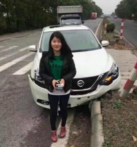 女车主喜提新车拍了两张合照,第一张是提车时,第二张在事故现场