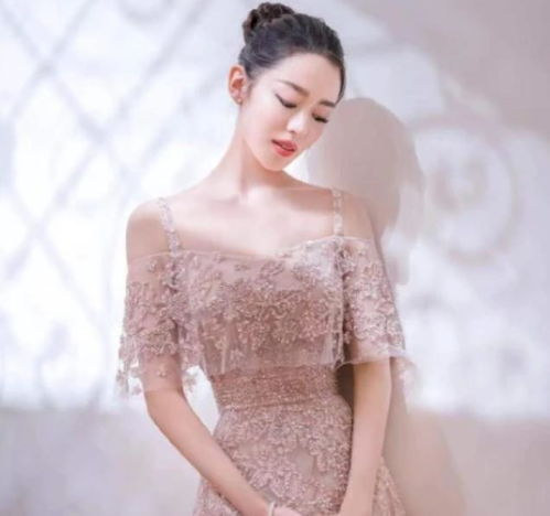 吉娜56cm的腰真没作假看刘涛搂她腰的同框照,意外暴露真实腰围