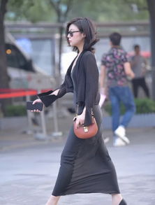街拍一袭真丝吊带黑裙的小姐姐,真的很美