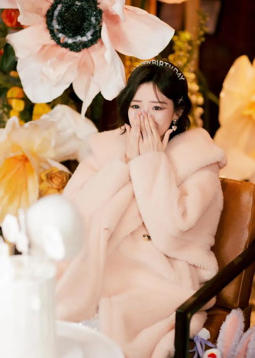 女神毛晓彤,手捧鲜花与蛋糕合影,容颜靓丽,笑容甜美