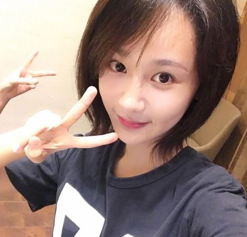 杨紫剪短发晒自拍比v清纯可爱身后另一只手亮了