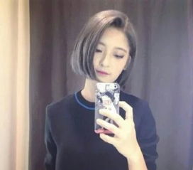 手机遮脸的女生头像