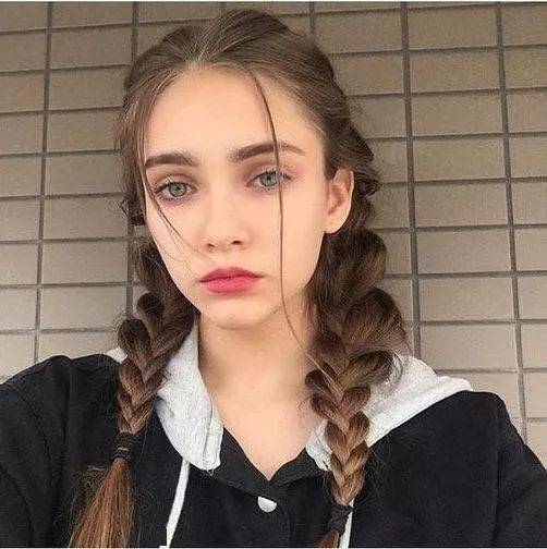 不想头发在风中凌乱get到这4款发型,风再大也不怕