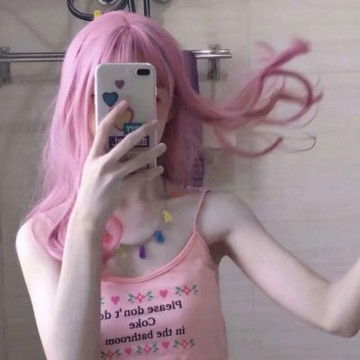 拿手机遮住脸qq女头像