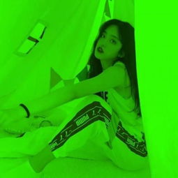 每个女孩都是银河遗落在世间的星星爆火的绿色背景潮流女生qq头像