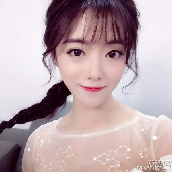 lpl美女主持小钰晒美照被喷蛇精病六个字霸气回应