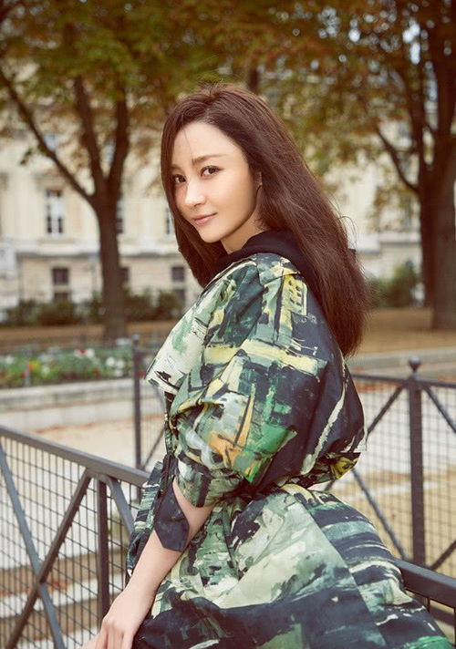 36岁姚笛越来越有女人味,穿束腰长裙优雅又迷人,网友美炸了