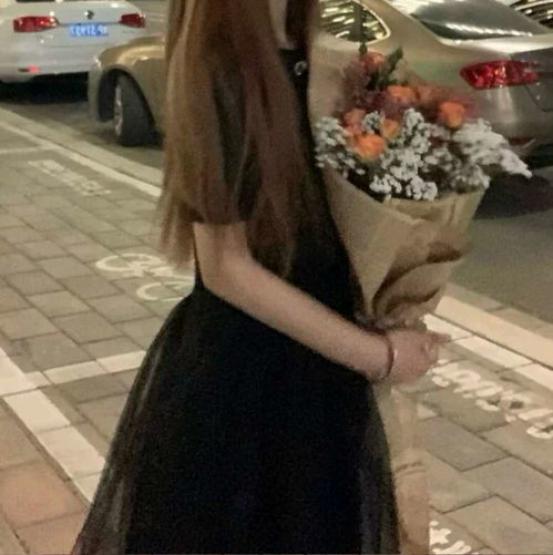 真人女生头像愿你霜尘梦不朽,也有白月牵衣袖,也有春秋抚眉头