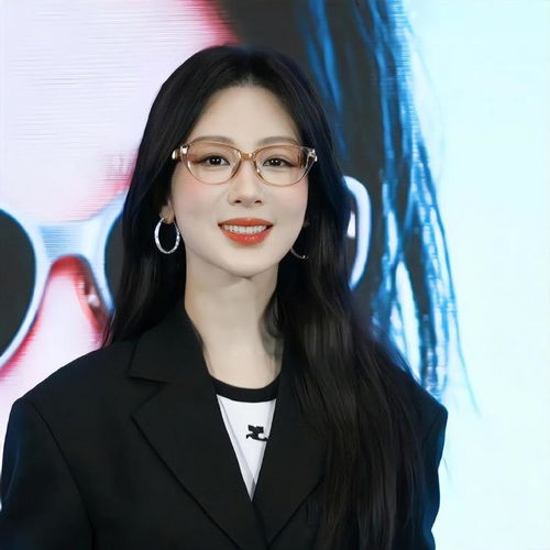 杨紫的生图360度无死角西装叠穿连体裤秀美腿,戴琥珀眼镜好嫩