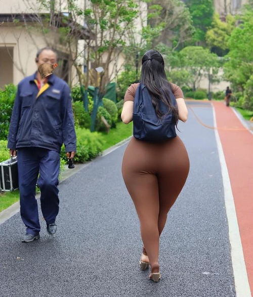 中国的卡戴珊微胖女孩穿新中国风,因身材火辣被疑不像真人