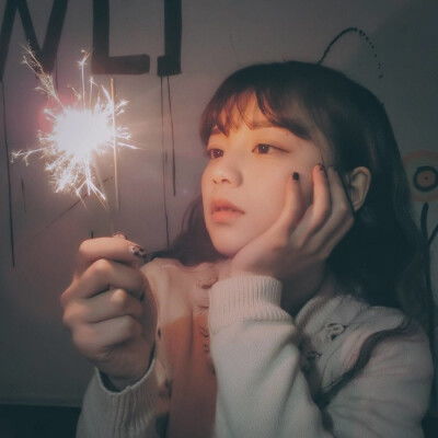 拿着烟花棒的女生图片,女孩手拿烟花意境图