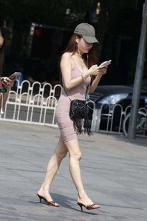 街拍图五小姐姐红色轻纱长裙仙气十足,闺蜜雪纺长裙也很甜美