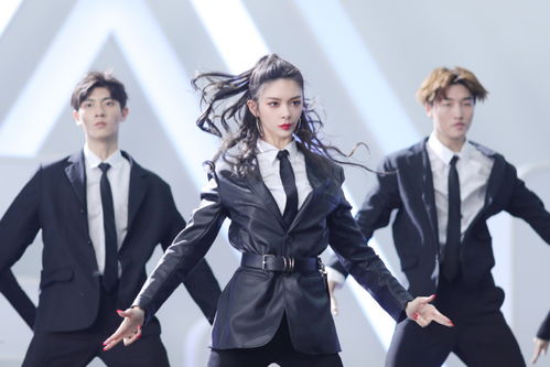火箭少女解散后傅菁放飞了,穿v领西装戴宽檐帽,霸气似女王
