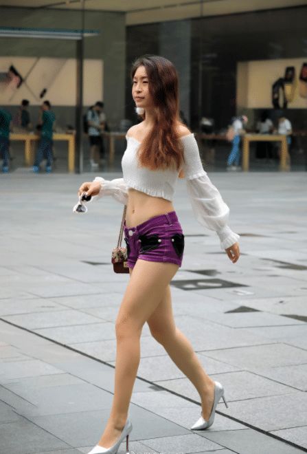 街拍紧身短裤配露脐装,美女你是要去参加音乐节吧