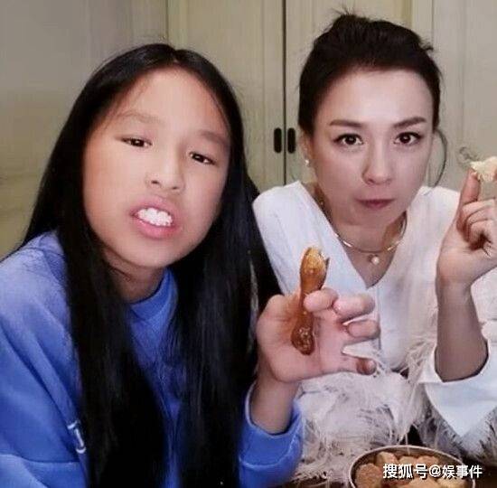 曾被骂丑的张庭女儿曝近照化浓妆撞脸钟丽缇