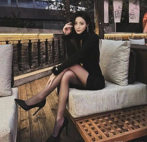日本美女黑丝翘臀尽显,让人心动