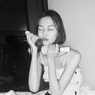 伤感霸气的黑白色女生头像这个世界有趣没趣的是我