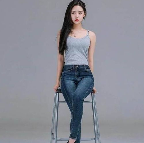 清秀迷人的牛仔裤美女,秀出精致的身材线条,充满女神气质