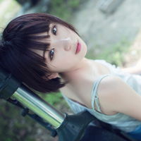 唯美木系qq清纯美女头像,公园里里的清纯少女坐着的