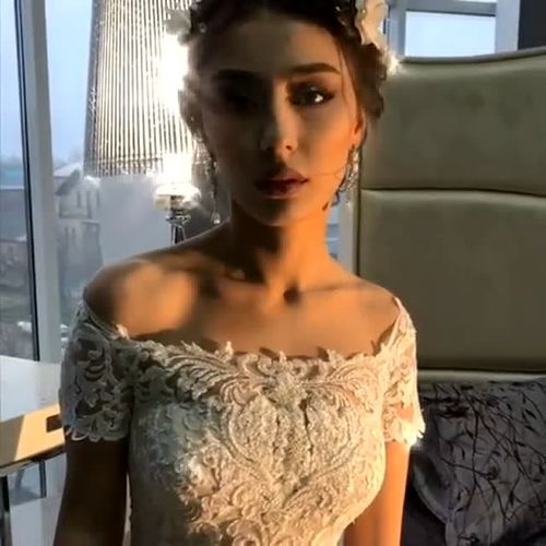 国外美女试穿婚纱,美得太惊人,简直不敢相信这是人类