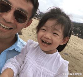 汪小菲又晒女儿,小玥儿笑眼弯弯像极了大s,打扮朴素接地气