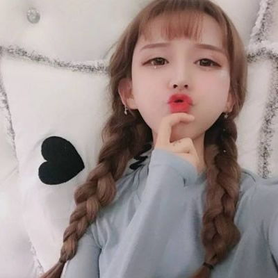 噘嘴双麻花辫甜妹子