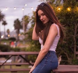 蒋劲夫正式公开外籍女友,晒玫瑰花并标记对方甜蜜示爱
