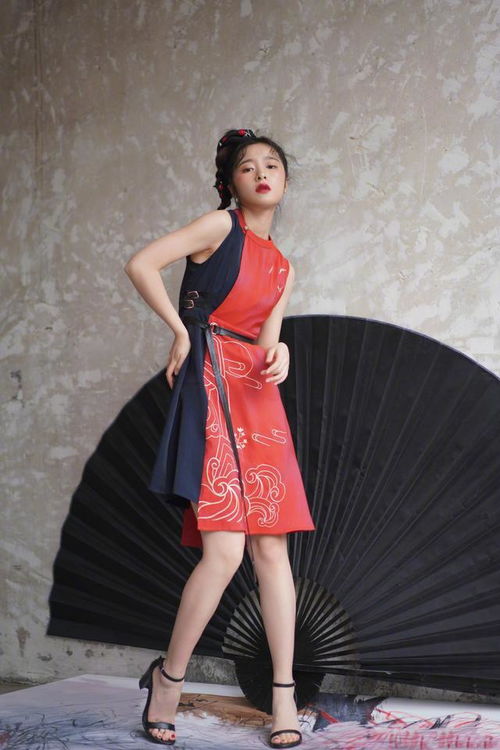 徐娇终于长大了,衬衫配黑短裙走轻熟风,打造优雅知性美