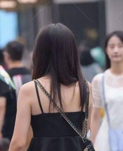 美女一身黑色穿搭,黑色小衫搭配拉链牛仔裤,散发迷人的魅力