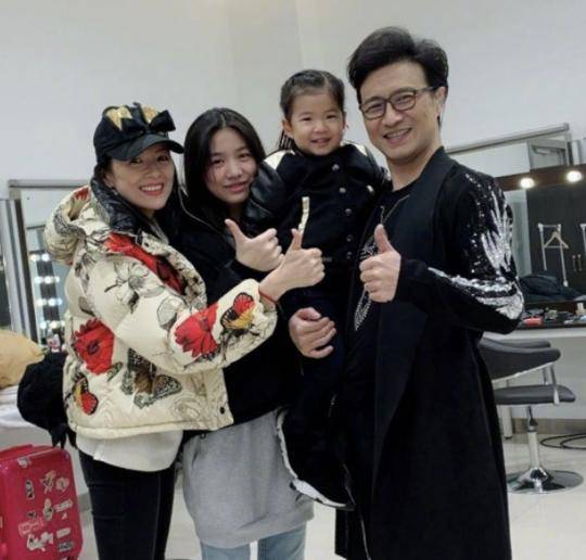 章子怡为16岁继女庆生,小苹果初恋脸动人,汪峰4个孩子她最美