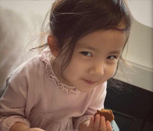 黄磊小女儿多妹的萌照小吃货的本性暴露无遗,十分可爱