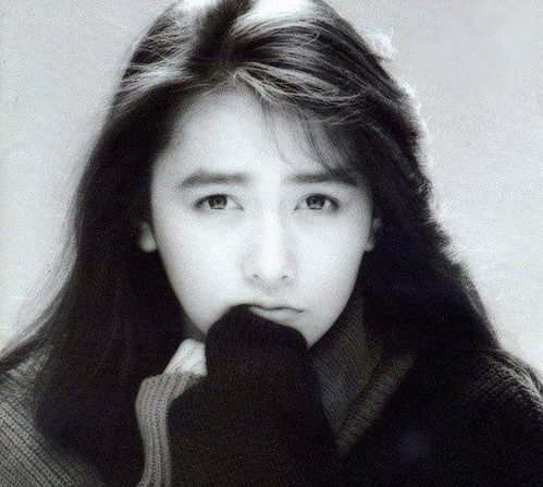 木村光希这么拼才16岁就画烟熏妆,还穿白色裹胸吊带裙秀逆天大长腿