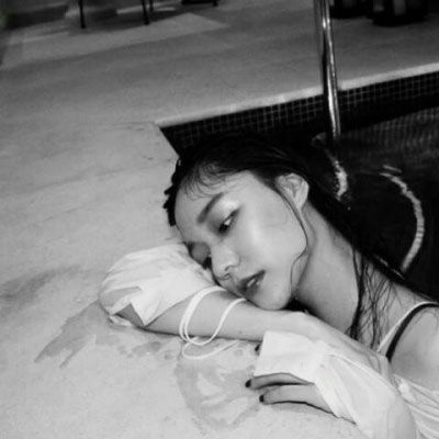黑白女头像伤感高冷孤独岁月之沉淀
