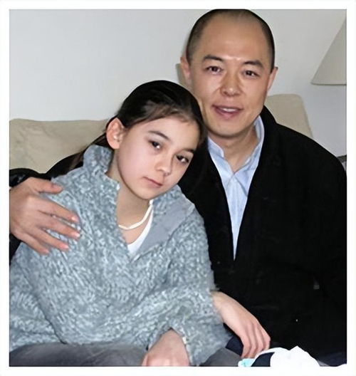 张铁林混血女儿长大了,浓眉大眼颜值高,和爸爸一点都不像